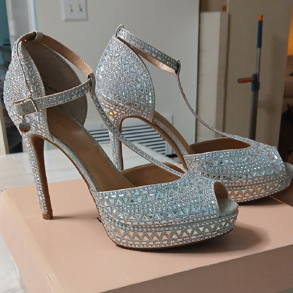 Thalia Sodi Shimmering Silver Heels. Style Chace - Picture 2 of 4